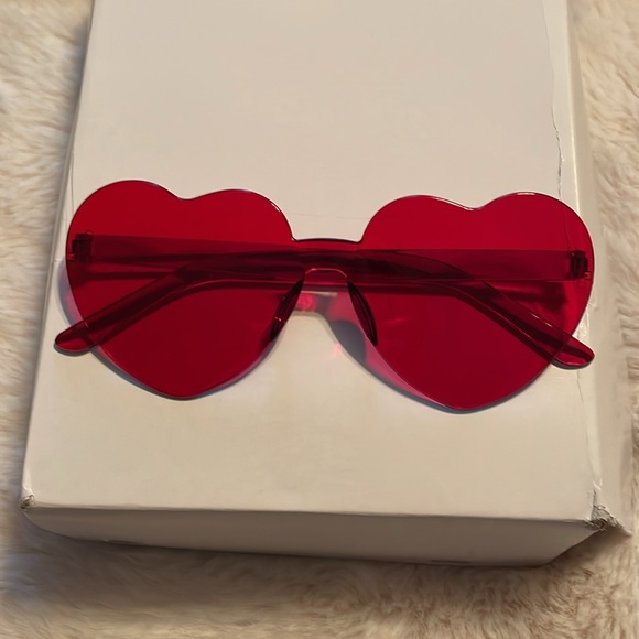💥Free with purchase💥 Valentine plastic heart glasses on red. NIB - Picture 3 of 4